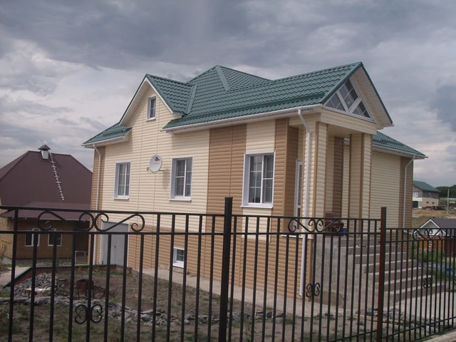 Пример отделки фасада дома с использованием: Сайдинг, серия PREMIUM, тип Блок-Хаус, цвет Карамель и Банан