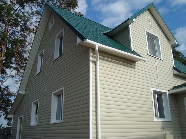 Пример отделки фасада дома: Сайдинг, серия PREMIUM, тип Блок-Хаус, цвет Сливки