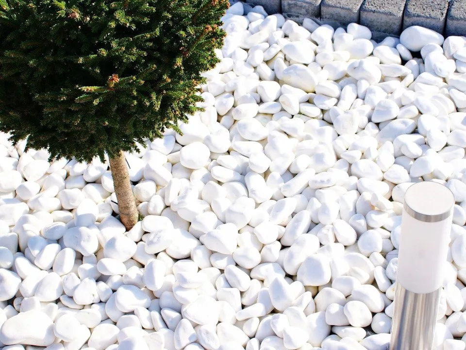 Щебень белый мрамор галтованный в Биг Бегах по 1 тонне. Купить в Минске с доставкой по Беларуси. Мраморная белая крошка галтованная по отличной цене. Звоните сегодня!