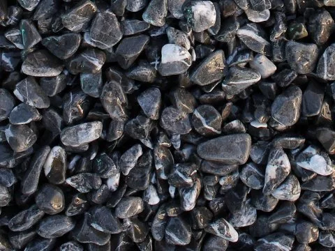 Щебень черный мрамор галтованный (фракция 20-40 мм) 1 тонна